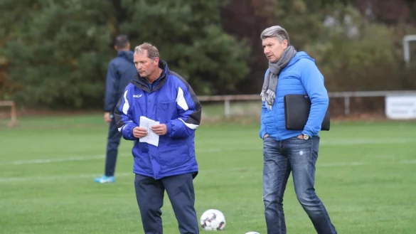 Feilen am Erfolg: Salzuflens Trainer Frank Biermann (links) und Manager Jörg Pundmann, der auf seinem in der Aktentasche steckenden Notizblock noch Namen von potenziellen Neuzugängen aufbewahrt. - © Dietmar Welle