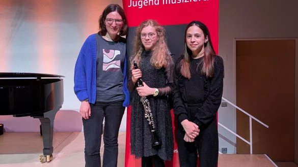 Freuen sich &uuml;ber den Erfolg: Lehrerin Sabrina Garlik mit Hannah Bulwien (Klarinette) und Madleen Diefenbach (Klavier). - &copy; Musikschule Lemgo