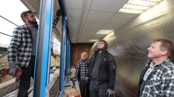 Sanierung der Sekundarschule Extertal: Um den Austausch der Fenster im Lehrerzimmer k&uuml;mmern sich (von links) Andreas Stolz, Paul Romanowski, Bernd Oelrichs und Brian Wodtke von der Firma Winter aus Lage. - &copy; Jens Rademacher