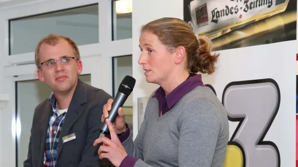 Klare Stimme, klare Worte: Im Gespr&auml;ch mit LZ-Redakteur Sebastian Lucas hat die zweifache Fu&szlig;ball-Weltmeisterin Kerstin Stegemann gestern Abend im Detmolder Medien Centrum Giesdorf aus dem N&auml;hk&auml;stchen geplaudert. - &copy; Paul Cohen