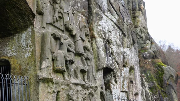 Das Kreuzabnahmerelief gilt als größte Attraktion an den Externsteinen. Immer wieder ist es in der Geschichte Opfer von Zerstörungswut geworden. Besonders erschüttert war der Schutzverein von einem Axtschlag vpr 50 Jahren. - © Yvonne Glandien