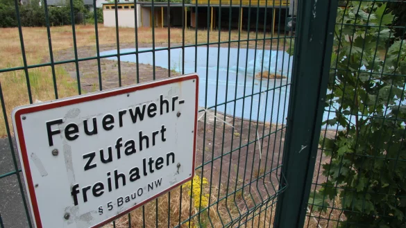 Seit Jahren ist das Freibad außer Betrieb. Die Idee, das Gelände mit ISEK-Mitteln neu zu nutzen, ist fürs erste ad acta gelegt worden. Die frühere Batze wird weiter von der Natur erobert. - © Dieter Asbrock