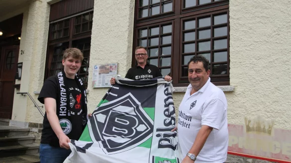 Vor dem Gasthof Zur Rose in Schlangen zeigen (von links) Steffen Krelaus, Frank Voss und Volker Kamp das Borussia-Logo. - &copy; Sebastian Lucas