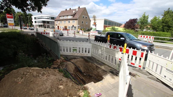 Weil die Br&uuml;cke &uuml;ber die Exter saniert wird, regelt eine Baustellenampel den Verkehr an der Bahnhofstra&szlig;e zwischen Fahrenplatz und Kreisverkehr. Immer nur in eine Fahrtrichtung geht es vorw&auml;rts.&nbsp; - &copy; Jens Rademacher