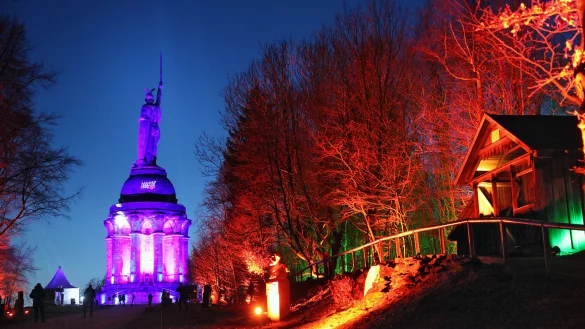 Lichtgewand f&uuml;r den Hermann: Mitte M&auml;rz erstrahlen das Denkmal und der Wald. - &copy; Bernhard Preuss