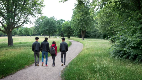 Fundort: Der Park, in den die Täter ihr Opfer nach der Vergewaltigung brachten, ist tagsüber idyllisch. Nachts trauen sich offenbar viele Frauen aus Harsewinkel nicht mehr dorthin. - © Montage / Andreas Frücht