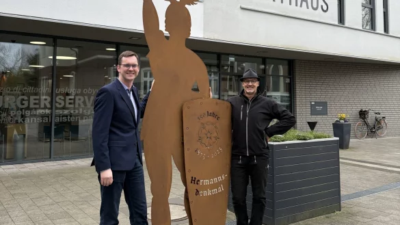 Künstler Hans Kordes (rechts) und Bürgermeister Matthias Kalkreuter freuen sich, dass die Hermann-Statue zum Jubiläum des Denkmals einen würdigen Platz in Lage gefunden hat. - © Stadt Lage
