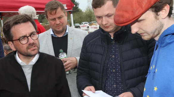 Thomas Kutschaty (von links) im Gespr&auml;ch mit dem Kandidaten Alexander Baer, dem Lemgoer Stadtverbandsvorsizenden Julien Thiede und Nordine Hupfer, dem Vorsitzenden der Juso-Hochschulgruppe. - &copy; Martin Hostert