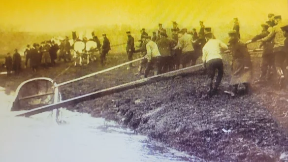 Helfer ziehen einen der gekenterten Pontons aus der Weser. - &copy; Arbeitskreis Heimatgeschichte