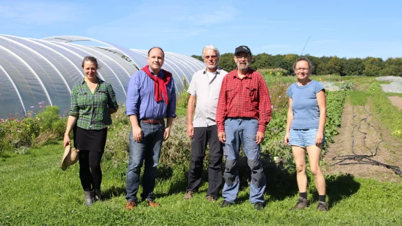 Mitglieder der SoLaWi mit B&uuml;rgermeister Dolle auf den Anbaufl&auml;chen des Vereins: v. l. Alice de Villele, B&uuml;rgermeister Christoph Dolle, Carsten Sperling, Norbert Petau und Heike Potthast. - &copy; Stadt Blomberg
