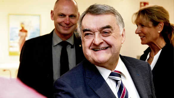 NRW-Innenmister Herbert Reul bei seinem Besuch der Polizei in Detmold, wo er sich den Fragen der Beamten in einer Mitarbeiterversammlung stellte. - &copy; Bernhard Preu&szlig;