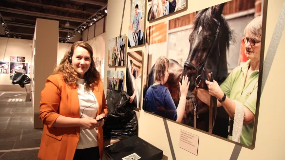 Audio-Guides dürfen wegen der Hygienevorschriften zwar nicht an Besucher ausgehändigt werden, über QR-Codes lässt sich das Hörbuch zur Ausstellung aber mit dem eigenen Smartphone aufrufen. Ausstellungskuratorin Janina Raub macht es vor. - © Kirsten Fuhrmann