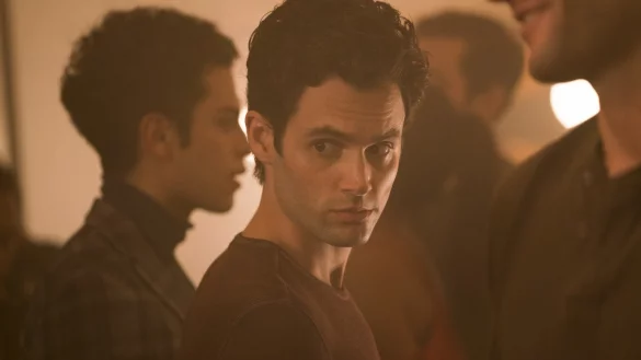 Joe Goldberg (Penn Badgley) verliebt sich auf den ersten Blick in "Beck" (Elizabeth Lail). - &copy; Netflix
