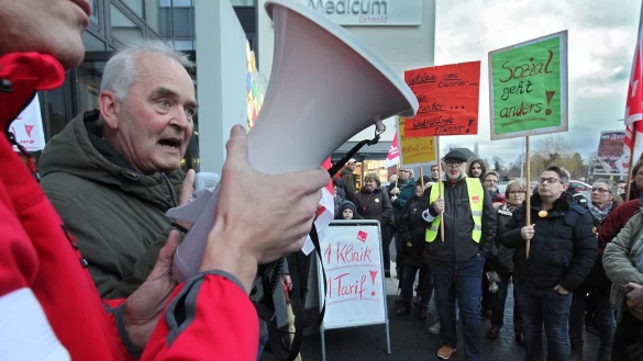 Demo vor dem Klinikum: Volker Hoppmann, Verdi-Gewerkschaftssekretär OWL, kritisiert die Sparpläne der Geschäftsführung, die auch noch von einem SPD-Landrat unterstützt würden. - © Bernhard Preuss