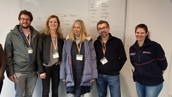 Vertreter der VHS besuchen einen Kurs in der Notunterkunft Lage: (von links) Elif Özgür (Kursleitung), Niklas Christen, Kerstin Sack, Ellen Brückner (alle VHS Landesverband NRW), Nikolay Dimitrov (VHS Lippe-West), Johanna Neugebauer (Malteser). - © Malteser