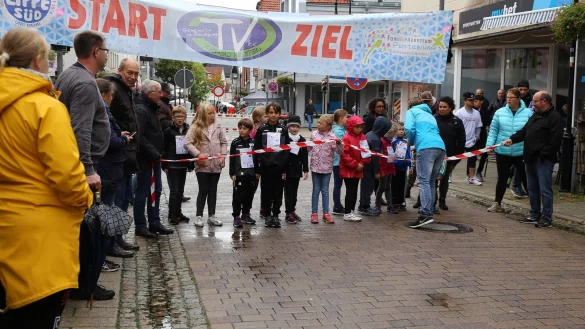 Aufregung vor dem Start: Das Familienzentrum Pusteblume hat 35 Grundsch&uuml;ler und Kindergartenkinder zum Lauf begr&uuml;&szlig;t. - &copy; Alina Hetland