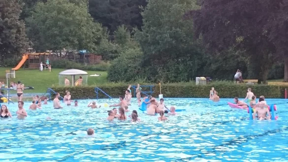 Das Freibad in Extertal-La&szlig;bruch bei sch&ouml;nem Wetter. - &copy; Dirk Herrmann