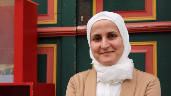 Die Zahnmedizinerin Hanan Faour vor der T&uuml;r der VHS Gesch&auml;ftsstelle in der Krummen Stra&szlig;e. Mit der Volkshochschule verbindet sie viele positive Erlebnisse. - &copy; Philipp Kersten