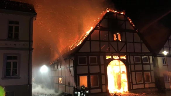 Raub der Flammen: In der Nacht zu Dienstag ist dieses Fachwerkhaus in der L&uuml;gder Altstadt komplett abgebrannt. Die Feuerwehr verhinderte ein &Uuml;bergreifen des Feuers auf benachbarte H&auml;user. - &copy; Freiwillige Feuerwehr L&uuml;gde