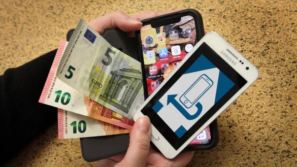 25 Euro Pfand pro Handy &ndash; das stellen sich die Gr&uuml;nen vor. Beim Einzelhandel und bei Entsorgern st&ouml;&szlig;t dieses Ansinnen allerdings auf herzlich wenig Gegenliebe. Recycling lohnt sich auch ohne Pfand, meint die evangelische Kirche Westfalen. - &copy; Marianne Schwarzer