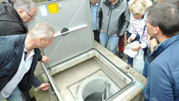 Besichtigung der Zisterne: Die Kommunalpolitiker verschaffen sich einen &Uuml;berblick &uuml;ber die Trinkwasserversorgung. - &copy; Nicole Ellerbrake
