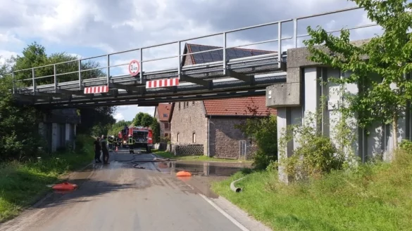 Die Bahnhofstra&szlig;e wird ges&auml;ubert. - &copy; Feuerwehr D&ouml;rentrup
