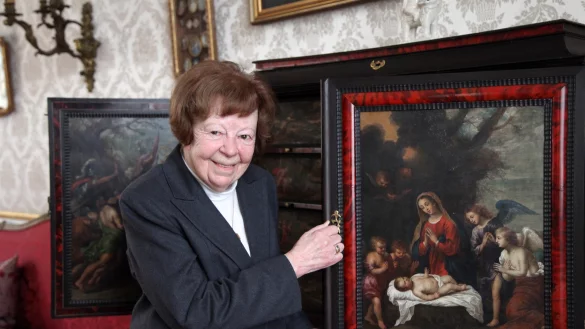 Dr. Traute Prinzessin zur Lippe &ouml;ffnet einen fl&auml;mischen Reiseschrank aus der zweiten H&auml;lfte des 17. Jahrhunderts. - &copy; Bernhard Preuss