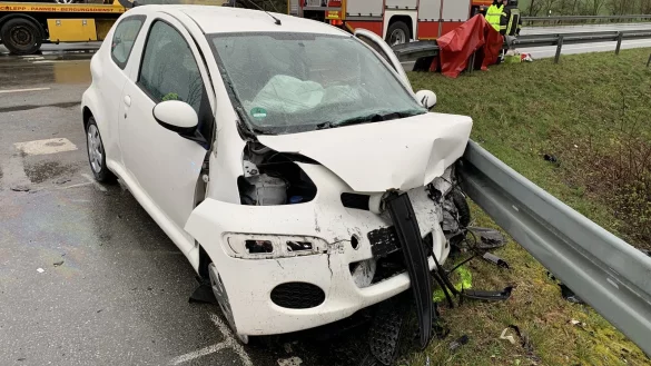 Durch die Wucht des Aufpralls wurde der wei&szlig;e Toyota in die gegen&uuml;berliegende Leitplankegeschleudert. - &copy; Freitag TV