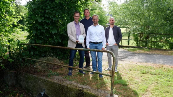 Sebastian W&ouml;hler (Westfalen Weser, von links), Bauhofleiter Frank Noltemeier, B&uuml;rgermeister Borris Ortmeier und Guido Wiens (Westfalen Weser) zeigen die Technik, mit der die Stadt Daten in Echtzeit auslesen und aufzeichnen kann. - &copy; Lorraine Brinkmann