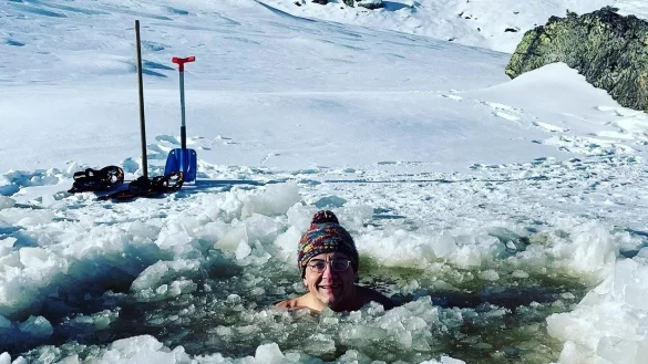 Wigald Boning ist ein Jahr lang jeden Tag zum Baden gegangen, draußen, bei Wind und Wetter. In der Stadthalle verrät er seinen Zuhörern, was er dabei alles erlebt hat. - © Wigald Boning