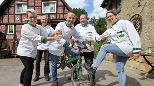 Kaum zu halten: (von links) Wilma Thorenmeier (Alter Krug Ruensiek), Uwe Hagemeier (Gasthaus Meinberger Schweiz), Xhafer Salihi (Gasthaus Lallmann), Norbert Lange (Landhaus Schieder) und Annette Reinking (Gasthaus zur Ortm&uuml;hle) von den lippischen Landwirten laden zur Radtour ein. - &copy; Bernhard Preu&szlig;