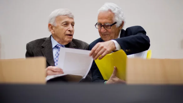 Die Auschwitz-Überlebenden Max Eisen (l) und William "Bill" Glied sitzen am 23.04.2015 im Gerichtssaal in Lüneburg (Niedersachsen). - © dpa