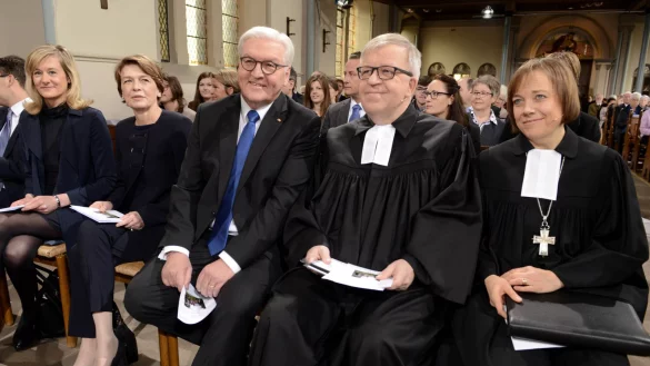 Hoher Besuch: Bundespr&auml;sident Frank-Walter Steinmeier (Mitte) kam mit seiner Frau Elke B&uuml;denbender (2.v.li.) in die Bielefelder Zionskirche. Sie wurden empfangen von Pastor Ulrich Pohl, Vorstandsvorsitzender der von Bodelschwinghschen Stiftungen Bethel. Die Predigt hielt Annette Kurschus, Pr&auml;ses der Evangelischen Kirche von Westfalen (rechts). Auch NRW-Familienministerin Christina Kampmann (links, SPD) geh&ouml;rte zu den G&auml;sten des Gottesdienstes. - &copy; Barbara Franke