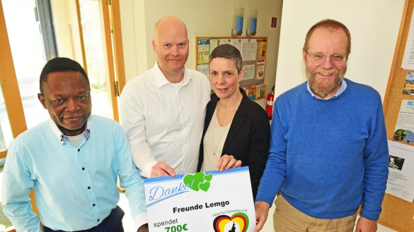 Spendenübergabe an "Heart for Cameroon": (von links) Denis Defo, Florian Wenzel, Anna Wenzel und Matthias Heil. - © Nicole Ellerbrake