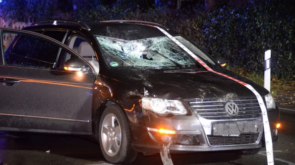 Der Radfahrer prallte mit gro&szlig;er Wucht auf die Winschutzscheibe des Autos. - &copy; Andreas Eickhoff