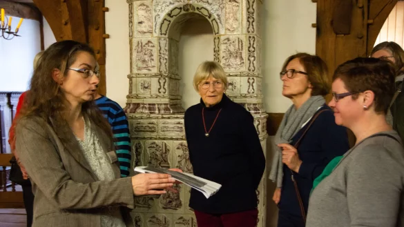 Powerfrauen aus Lippe: Im Rahmen der Sonderausstellung zeigt Museumsf&uuml;hrerin Melanie Delker-Hornemann den Besucherinnen die Abbildung einer Malerei der einstigen, in Detmold ans&auml;ssigen K&uuml;nstlerin Ida Gerhardi. - &copy; Raphael Bartling