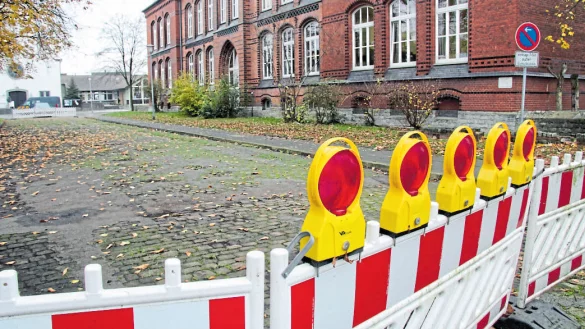Die Stra&szlig;e Sedanplatz ist aktuell vor der Grundschule zwischen Paulinen-und Sedanstra&szlig;e durch Poller vom flie&szlig;enden Verkehr abgetrennt. - &copy; Dieter Asbrock