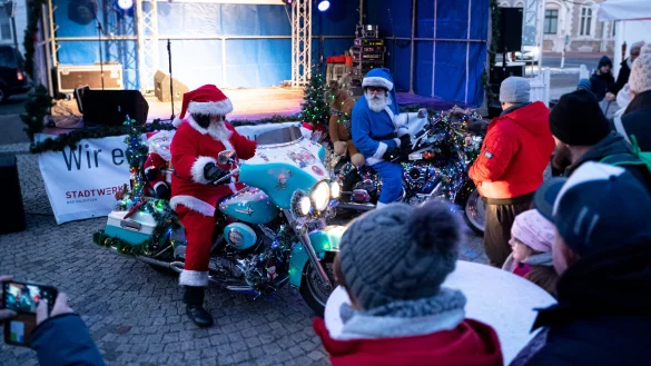Seit vier Jahren ist "Swingle Bells" mit den Harley-Weihnachtsm&auml;nnern ein voller Erfolg f&uuml;r den B&uuml;rgerverein Sch&ouml;tmar. - &copy; Freitag-TV