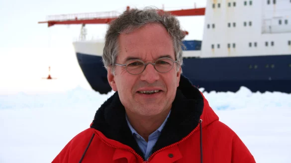 Sorge um das angeblich ewige Eis: Peter Lemke steht vor dem Forschungsschiff &bdquo;Polarstern". Der Klimaforscher kommt im November nach Extertal, um einen Vortrag zu halten. - &copy; Alfred-Wegener-Institut