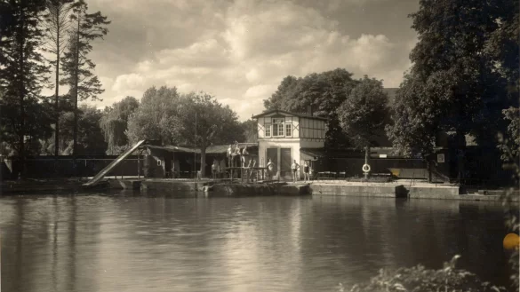 Früher: Die erste Badeanstalt an der Werre bestand aus einem einfachen Werrestau. Dennoch gab es 1932 schon eine Rutsche (links im Bild). - © Stadtarchiv Detmold