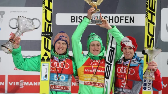 Der zweitplatzierte Severin Freund (l) steht neben Sieger Peter Prevc und Michael Hayb&ouml;ck. - &copy; Foto: Daniel Karmann