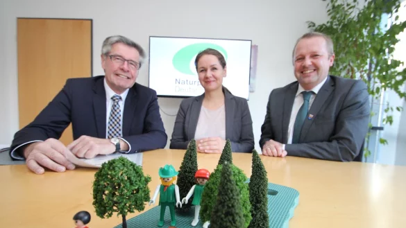 VDN-Pr&auml;sident und Lippes Ex-Landrat Friedel Heuwinkel (Foto, links), B&uuml;rgermeister Mario Hecker und Bauamtsleiterin Ewa Hermann. - &copy; Jens Rademacher