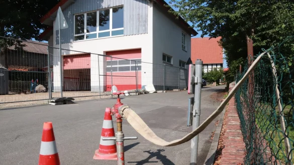 Baut&auml;tigkeit: In K&uuml;rze wird in Hagen eine neue Halle f&uuml;r die Feuerwehrfahrzeuge entstehen. Das alte Geb&auml;ude (im Hintergrund) wird saniert. Hier werden Schulungs-, Umkleide- und Sanit&auml;rr&auml;ume untergebracht. - &copy; Knut Dinter