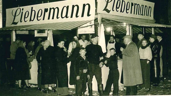 Historisches Foto aus den 1950er Jahren: Diese Besucher hatten offenbar Hunger und besuchten deshalb auf Wilbasen den Stand der Rossschlachterei Liebermann aus Detmold. - &copy; Privat