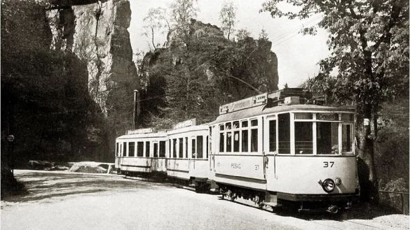 Ein ganz besonderer Anblick: Diese historische Aufnahme zeigt die Stra&szlig;enbahn an den Externsteinen auf dem Weg nach Detmold. - &copy; Sammlung: Herbert Penke