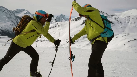 Menschen mit Tourenski - &copy; Foto: Birgit Gelder/Alpin/dpa-tmn
