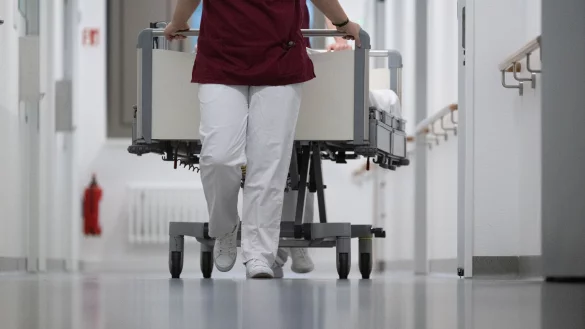 Pflegeverb&auml;nde fordern schon seit Langem eine Aufwertung der Pflege, um die Attraktivit&auml;t des Berufs zu erh&ouml;hen. - &copy; picture alliance/dpa