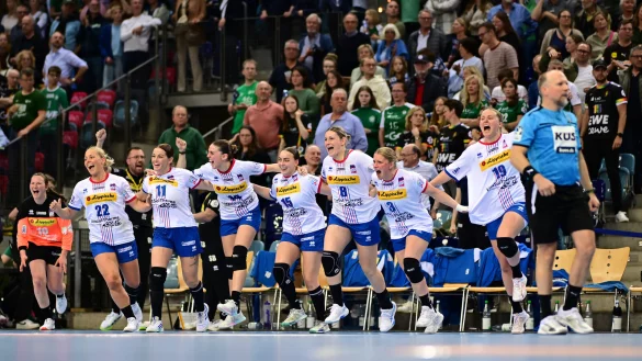 Und Schluss: Die Spielerinnen stürmen von der Ersatzbank aufs Sielfeld zu den Mannschaftskameradinnen und feiern den Halbfinaleinzug. - © Photo: Felix Schlikis/Lobeca.de