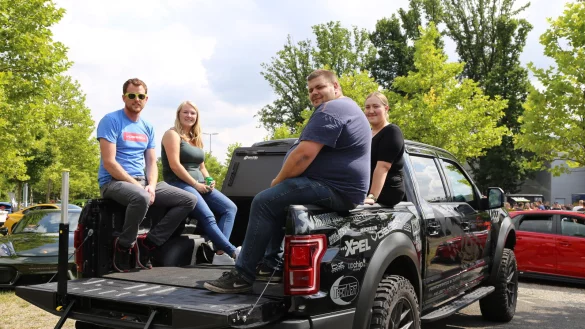 Auf dem Pick-Up von NET, einem Tuning Teile H&auml;ndler, sitzen Jan Hillemeyer, Syntia Niestroj, Dennis Bergemann und Melanie Schmidt. - &copy; Alina Hetland