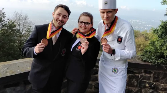 Starke Leistung der Lipper: Lars Jonas Schmidt, Sophie Stockmann (Restaurant- und Hotelfach, Maritim Hotel Bad Salzuflen) und Koch Marcellus L&ouml;mker (Die Windm&uuml;hle Fissenknick, Horn-Bad Meinberg) behaupten sich auf dem Petersberg. - &copy; DEHOGA
